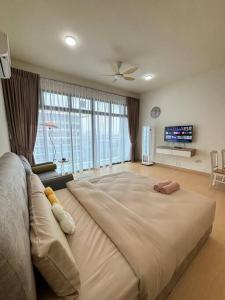 ein großes Bett in einem Schlafzimmer mit einem großen Bett sidx sidx sidx in der Unterkunft Mount Austin #Palazio A1 Muji-Style 2Pax in Johor Bahru