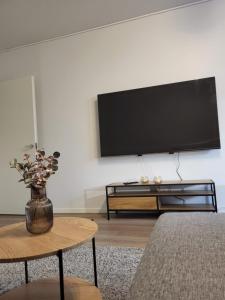 a living room with a flat screen tv on a wall at Kaunis kaupunkiasunto, täydellinen sijainti! in Lahti