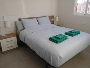 - un lit blanc avec 2 serviettes vertes dans l'établissement Vista Azul Spa Resort, à Punta Prima 43 autres photos