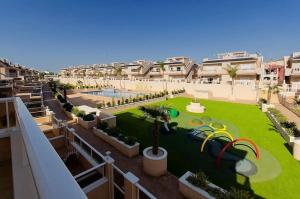 Vue aérienne d'un complexe d'appartements avec une aire de jeux dans l'établissement Vista Azul Spa Resort, à Punta Prima