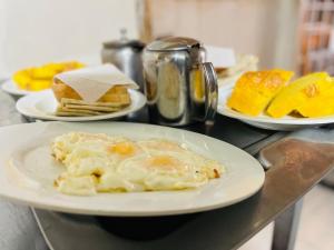 einen Tisch mit Teller mit Lebensmitteln auf einer Theke in der Unterkunft Blue Moon Residency in Islamabad + 27 Fotos