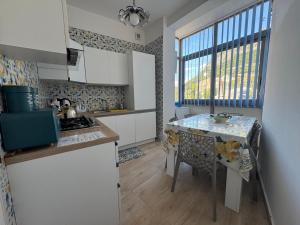 A kitchen or kitchenette at Prima Perla