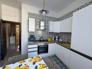 A kitchen or kitchenette at Prima Perla