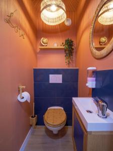 カーニュ・シュル・メールにあるPause et Sérénité Studio de 28m2のトイレと洗面台付きのバスルーム