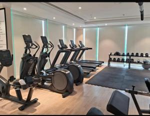 un gimnasio con varias cintas de correr y máquinas elípticas en Studio Apartment at Leela Residencies., en Bangalore