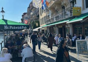 Ospiti di Hotel Pickwick and Pub "the room with a view"