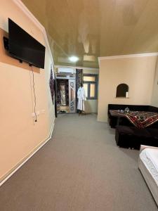 Μια τηλεόραση ή/και κέντρο ψυχαγωγίας στο Khan Apartments +36 φωτογραφίες