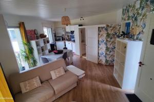 a living room with a couch and a kitchen at Appartement avec jardin à Saint Jean d'Illac in Saint-Jean-dʼIllac