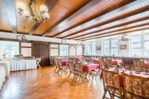 a restaurant with tables and chairs in a room at Hotel zur Post in Hemmingen +4 photos
