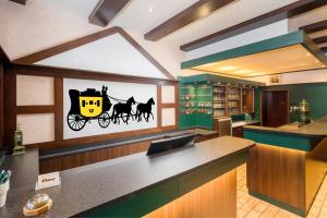 a bar in a library with a picture of a carriage at Hotel zur Post in Hemmingen