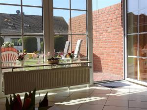 a room with a glass table and a brick wall at Nachtigall 2 in Grönwohldshorst