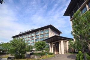遵化遵化金融街古泉皇冠假日酒店 的建筑物的外部景观