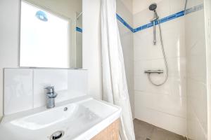 Un baño blanco con lavabo y ducha. en Gite De Charme - Daignac, en Daignac 20 fotos más