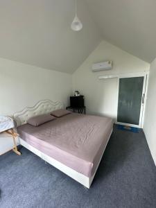 Postel nebo postele na pokoji v ubytování อิงผาการ์เด้นวิว รีสอร์ท เนินมะปราง