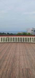 Una larga pared blanca con suelo de madera. en Kamas home stay, en Visakhapatnam