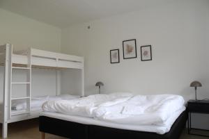 Rúm í herbergi á Hotel Traneparken