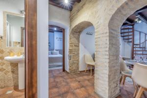 Koupelna v ubytování El Capricho de 1849 & Parking + 39 fotografií