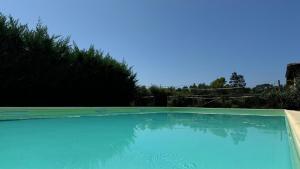 Una gran piscina azul en un patio. en Villa Cristina modern farmhouse with Private Pool, en Monsagrati