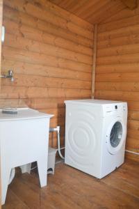 a washing machine in a room with a sink at Agriturismo La Rondine in Bolgheri