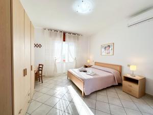 a bedroom with a bed and a table and a chair at Agriturismo La Rondine in Bolgheri