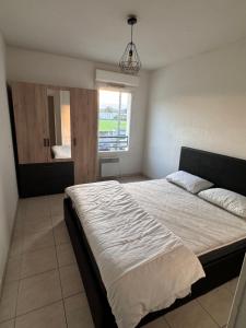 Ένα ή περισσότερα κρεβάτια σε δωμάτιο στο Appartement 2 chambres Terrasson