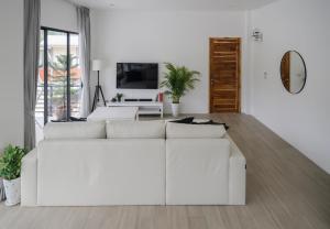 Μια τηλεόραση ή/και κέντρο ψυχαγωγίας στο Zen Beach Lake Villa 1