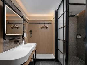 Koupelna v ubytování Country Inn & Suite by Radisson, Guangzhou Railway Station Xiaobei