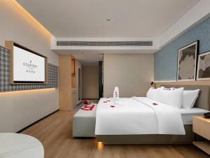 Postel nebo postele na pokoji v ubytování Country Inn & Suite by Radisson, Guangzhou Railway Station Xiaobei