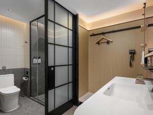 Koupelna v ubytování Country Inn & Suite by Radisson, Guangzhou Railway Station Xiaobei + 37 fotografií