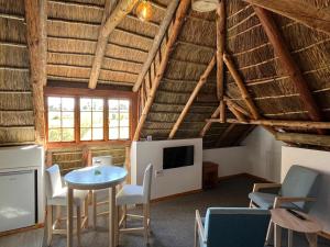 Μια τηλεόραση ή/και κέντρο ψυχαγωγίας στο Acara Guesthouse & Cottages