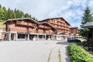 オトリュスにあるAppartements Les Saisies Hautlieuxの大きな木造の建物