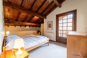 une chambre avec un lit et un plafond en bois dans l'établissement Chalet Cleo - charmant chalet 180 m2 avec vue montagne, à Samoëns