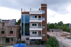 Edifici on està situat l'hostal o pensió 23 fotos més