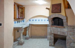 - une cuisine avec une cheminée en pierre et un évier dans l'établissement Casa Vacanza Marina, à Corsanico-Bargecchia
