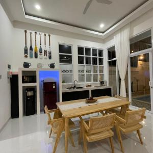 Кухня или мини-кухня в Unit Gypsea Villa Deba Sugihmukti
