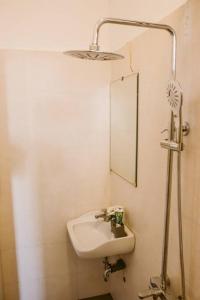 un baño con lavabo y espejo en Cuc Cu Nest, en Hanói