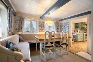 Emmelsbüll-HorsbüllにあるDeichglück Emmelsbüll-Horsbüllの木製のテーブルと椅子のあるダイニングルーム