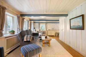 Emmelsbüll-HorsbüllにあるDeichglück Emmelsbüll-Horsbüllのリビングルーム(椅子、ソファ、テーブル付)