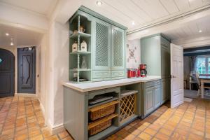 Emmelsbüll-HorsbüllにあるDeichglück Emmelsbüll-Horsbüllのキッチン(緑のキャビネット、カウンター付) +88枚の写真