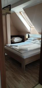 Posteľ alebo postele v izbe v ubytovaní Szabó Lux Apartman