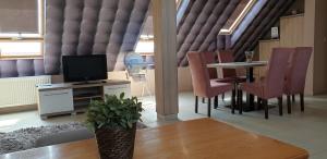 Televízia a/alebo spoločenská miestnosť v ubytovaní Szabó Lux Apartman