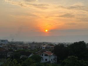 Η ανατολή ή δύση του ηλίου όπως φαίνεται από αυτό το ξενοδοχείο διαμερισμάτων ή από εκεί κοντά