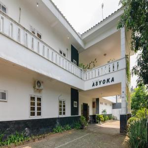 a building with the name of asxya on it at RedDoorz near Trans Studio Mall Cibubur in Depok