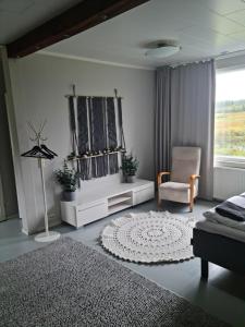 Posezení v ubytování Hietaman Vierastalo Jokipääty