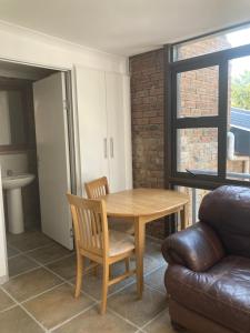 a dining room with a table and a couch at Budget Boutique in Blomtuin