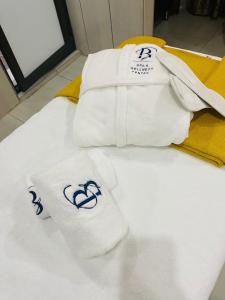 un gruppo di asciugamani seduti su un letto di GEORGE B BOUTIQUE LODGE a Tzaneen