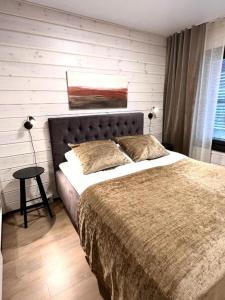 Un dormitorio con una cama grande y una mesa. en Sointuilevi 1B by Aavalevi Holidays, en Levi