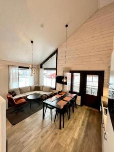 una sala de estar con un sofá y una mesa en Sointuilevi 1B by Aavalevi Holidays, en Levi