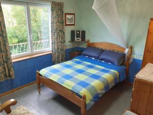a bedroom with a bed and two windows at Villa Les Martinets-Grand Parking Privé Sécurisé D908 Le Poujol sur Orb in Le Poujol-sur-Orb