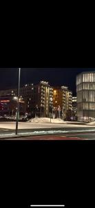 une vue d'une ville la nuit avec des bâtiments dans l'établissement Cozy central studio, à Copenhague